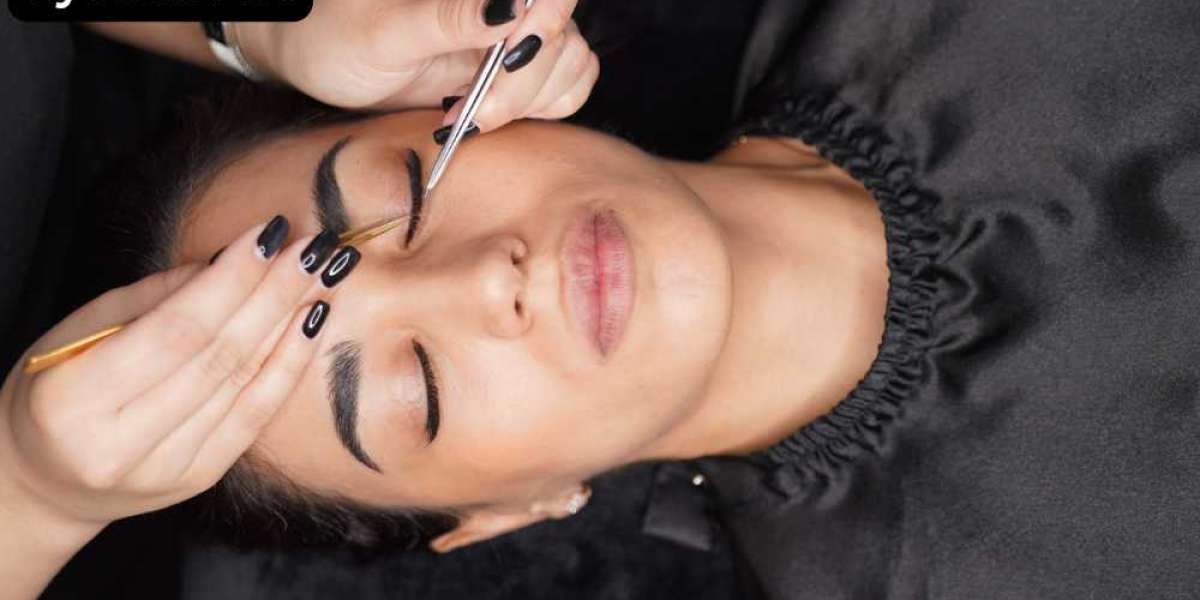 Eyelash Lift: The Ultimate Guide to Lifting Your Look