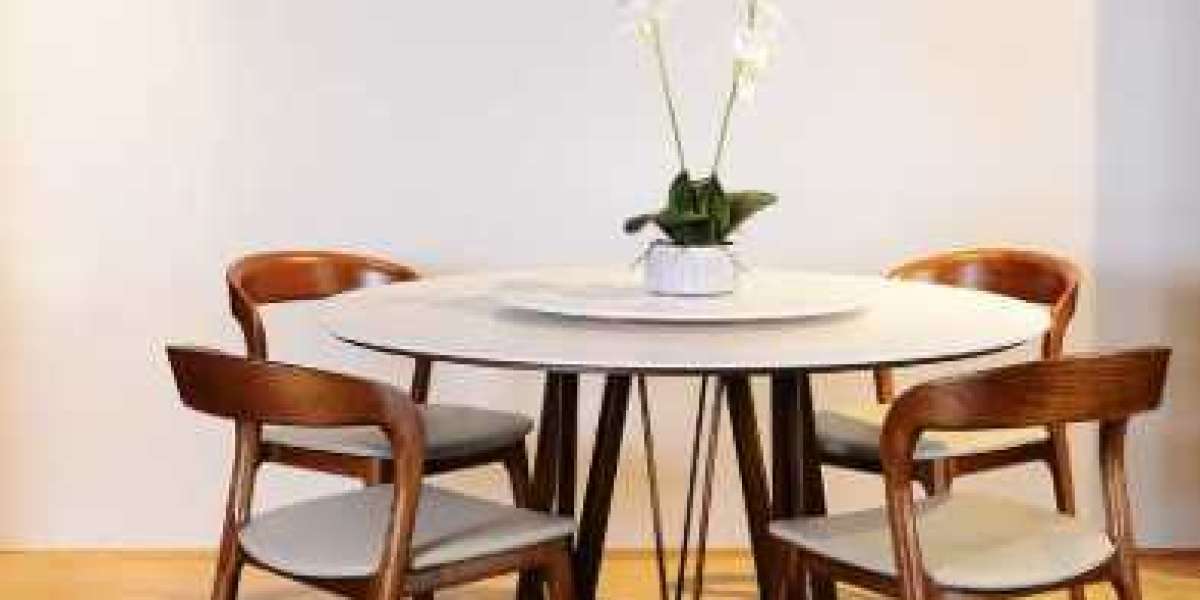 The best choice for your large oak dining table by explaining the pros and cons of different wood type